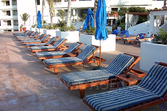 Mexique Cancun Gran Oasis Playa Sillas de madera con colchón y tela sombrillas.