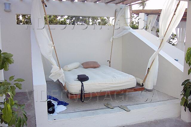 Mexique Cancun Gran Oasis Playa Una cama y mecedoras en la piscina.