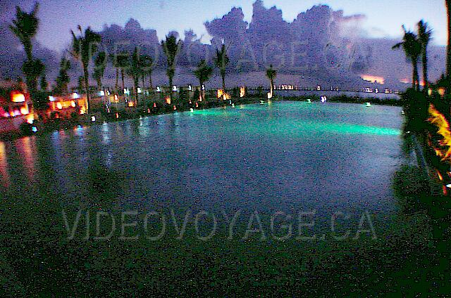 Mexique Cancun Gran Oasis Playa Palmeras en cada lado de la piscina.