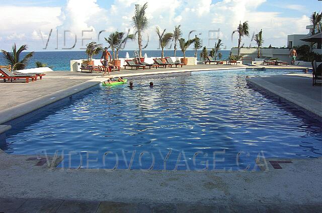 Mexique Cancun Gran Oasis Playa Some wooden chairs covered with a mattress but no umbrella.