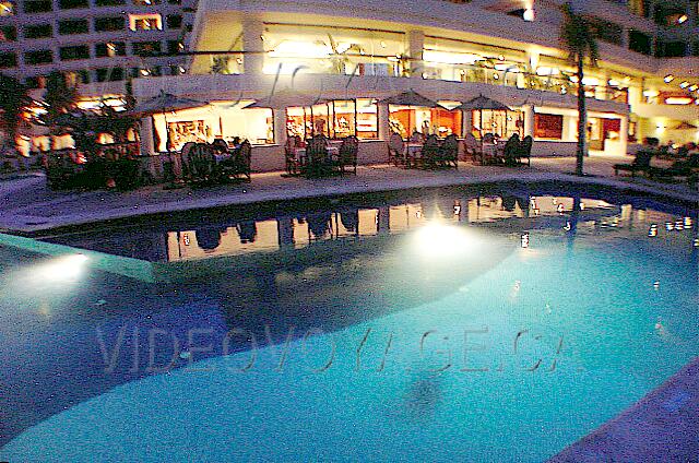 Mexique Cancun Gran Oasis Playa The pool on the edge of the buffet restaurant.