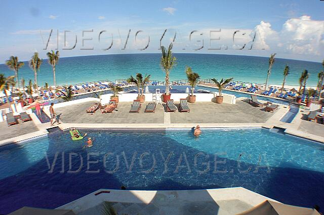 Mexique Cancun Gran Oasis Playa The secondary pool and at a lower level the main pool.