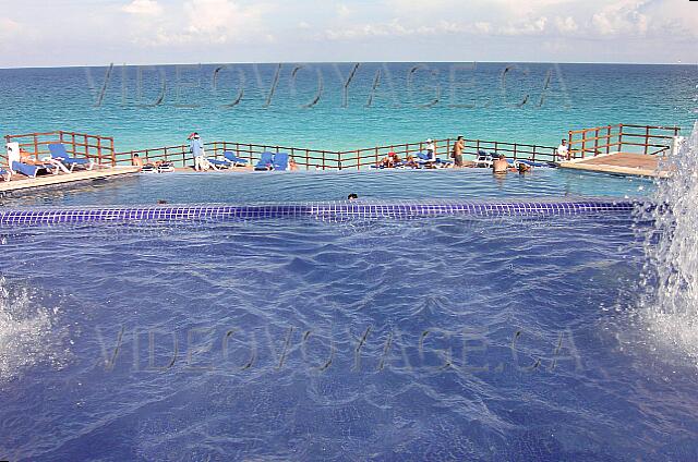 Mexique Cancun Gran Oasis Playa The main pool near the sea.