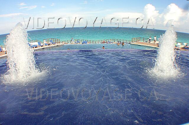 Mexique Cancun Gran Oasis Playa Between the fountains.