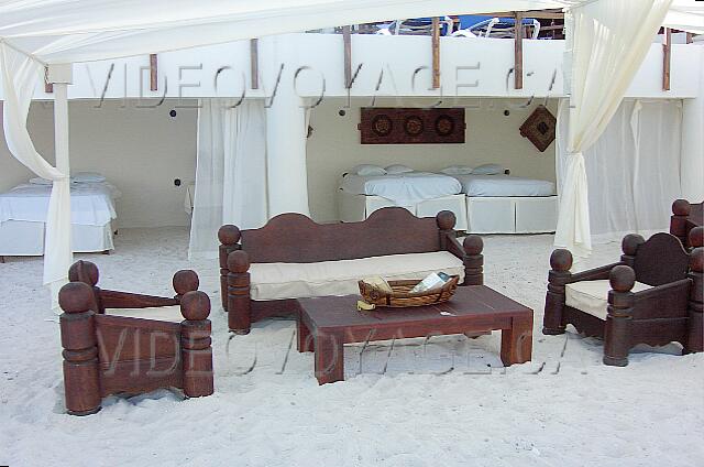 Mexique Cancun Gran Oasis Playa Sofa et matelas sur la plage.