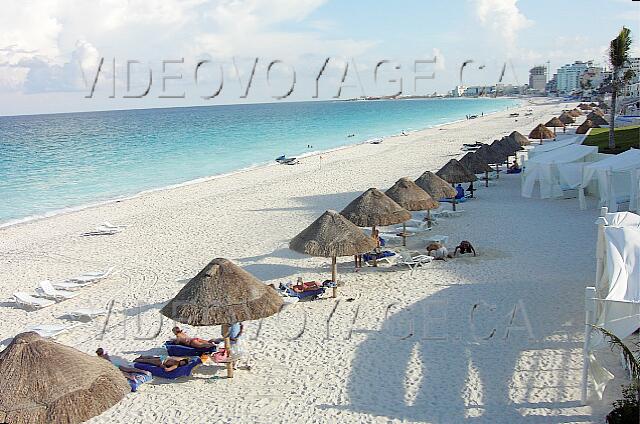 Mexique Cancun Gran Oasis Playa Several umbrellas and lounge chairs plastic.