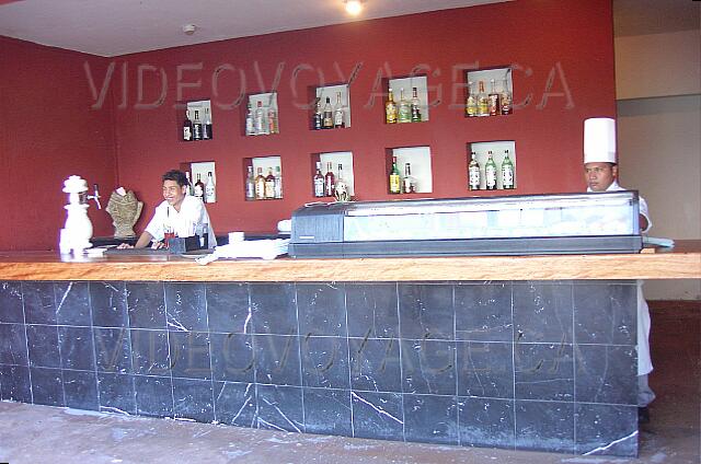 Mexique Cancun Gran Oasis Playa The counter sushi bar.