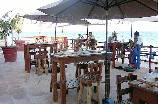 Mexique Cancun Gran Oasis Playa The tables on a terrace near the beach.