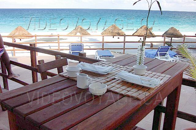Mexique Cancun Gran Oasis Playa Several tables with a view of the beach.