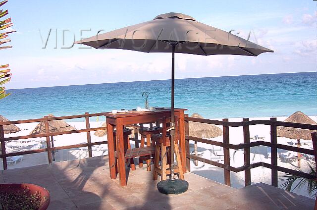 Mexique Cancun Gran Oasis Playa The table with the best view.