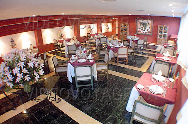 Mexique Cancun Gran Oasis Playa The inside dining room
