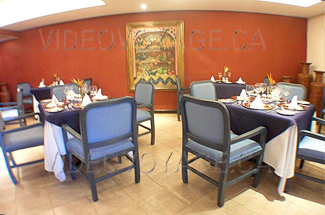 Mexique Cancun Gran Oasis Playa La sala interior del restaurante Dos Lunas