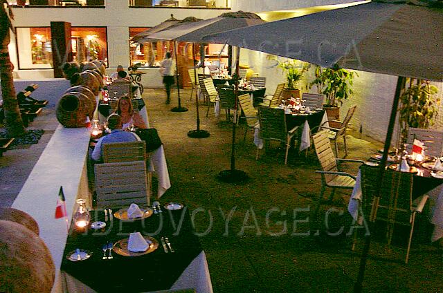 Mexique Cancun Gran Oasis Playa In the evening, a beautiful terrace