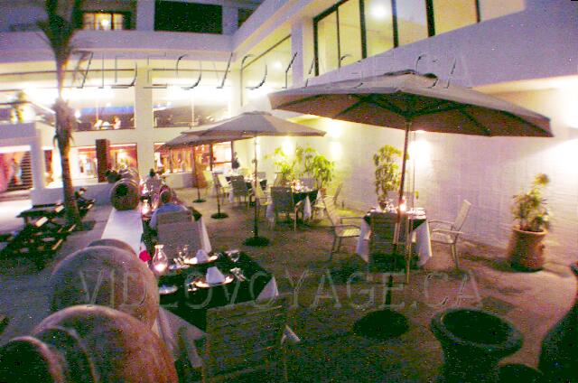 Mexique Cancun Gran Oasis Playa In the evening, a beautiful terrace