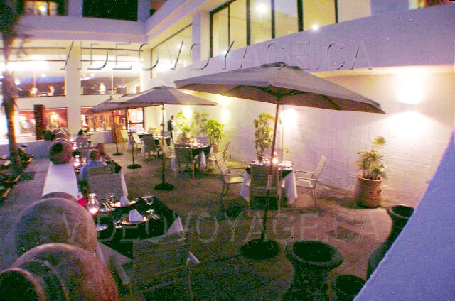 Mexique Cancun Gran Oasis Playa In the evening, a beautiful terrace