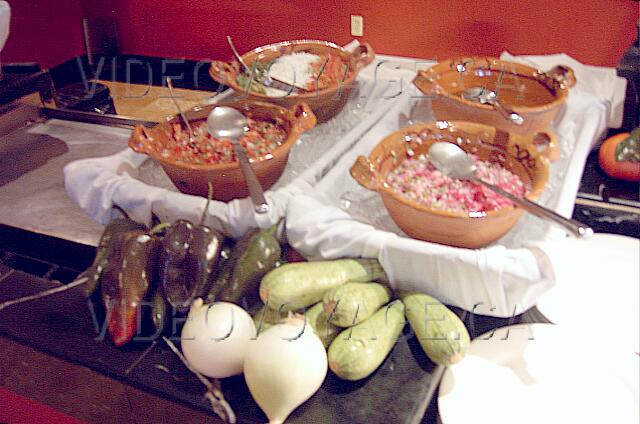 Mexique Cancun Gran Oasis Playa The food presentation in ceramic dishes.