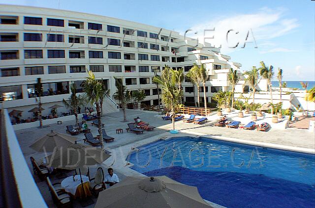 Mexique Cancun Gran Oasis Playa The north side of the hotel.