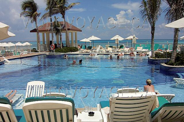 Mexique Cancun Riu Cancun Le volleyball dans la piscine