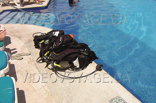 Mexique Cancun Riu Cancun Un cours de plongé sous-marine dans la piscine est inclus.