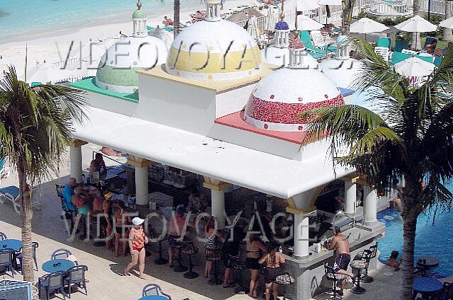 Mexique Cancun Riu Cancun With a counter outside the pool.