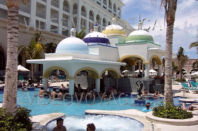 Mexique Cancun Riu Cancun The bar in the pool. The most popular bar ...