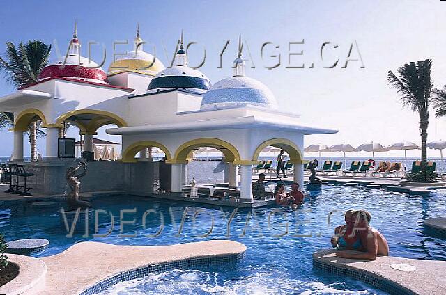 Mexique Cancun Riu Cancun With several whirlpools in the pool.