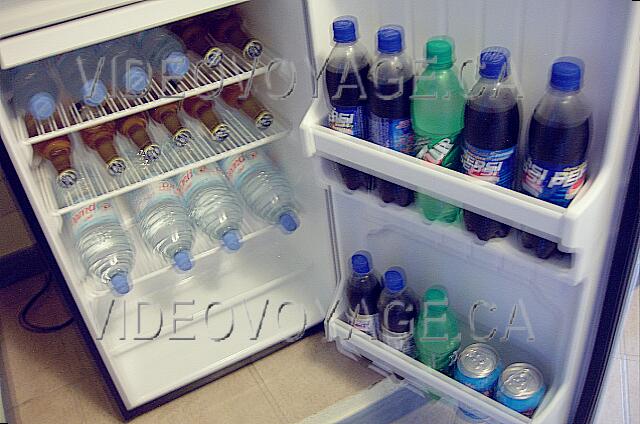 Mexique Cancun Riu Cancun A well-stocked fridge. Bottles of water, beer, soft drinks, ... The refrigerator is filled regularly.