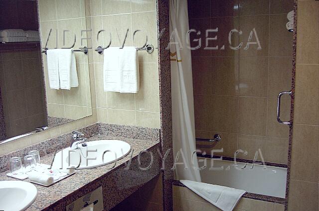 Mexique Cancun Riu Cancun The bathroom with a bath / shower.