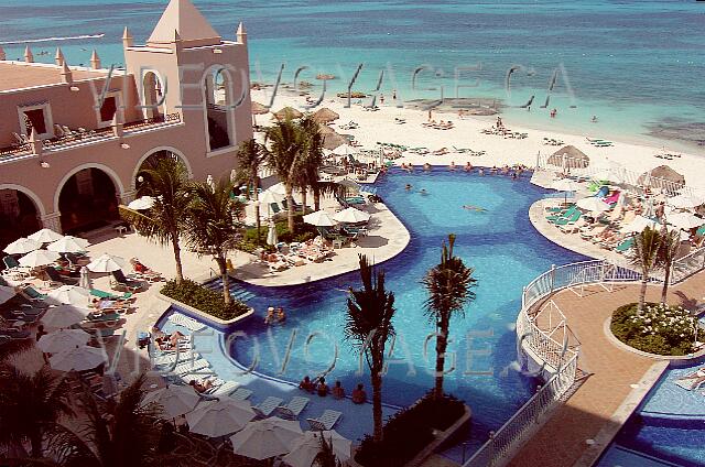 Mexique Cancun Riu Cancun Una bastante pequeña terraza. No hay más de 80 sillas para esta sección.