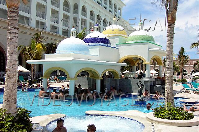 Mexique Cancun Riu Cancun Une piscine pour un bar. Très populaire, avec plusieurs bains tourbillons.