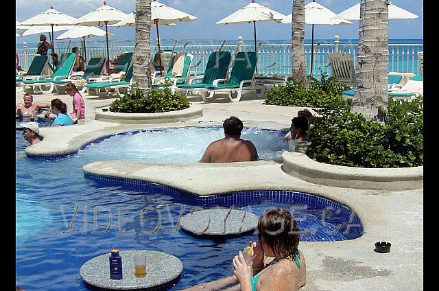 Mexique Cancun Riu Cancun Des tables dans la piscine pour déposer les verres.