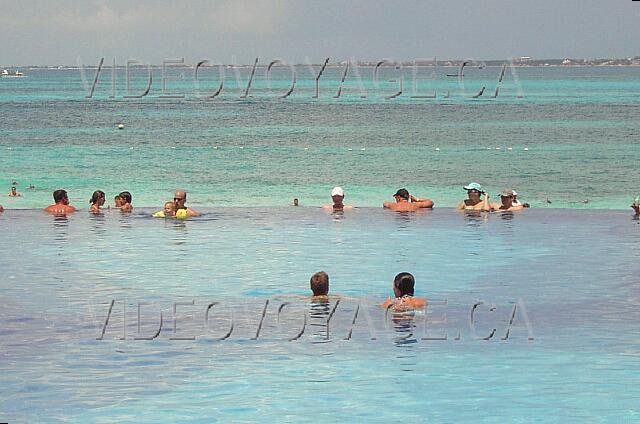 Mexique Cancun Riu Cancun La piscina principal termina en la playa.