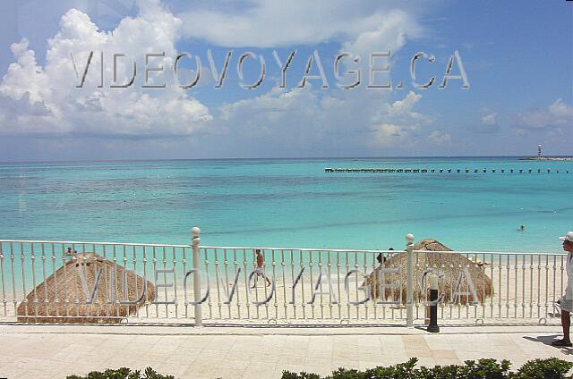 Mexique Cancun Riu Cancun La mer est tranquille sur cette plage, des grands bancs de sable dans la mer casse les vagues de l'océan.