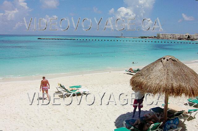 Mexique Cancun Riu Cancun Une plage peu profonde Quelques parasols et chaises longues sur la plage.