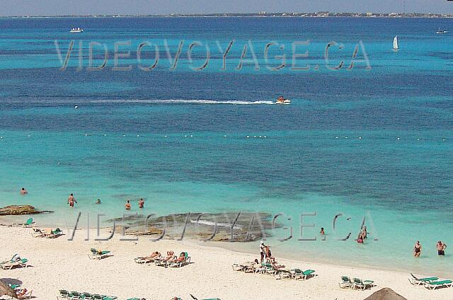 Mexique Cancun Riu Cancun La plage à l'ouest avec beaucoup d'algue et des récifs.