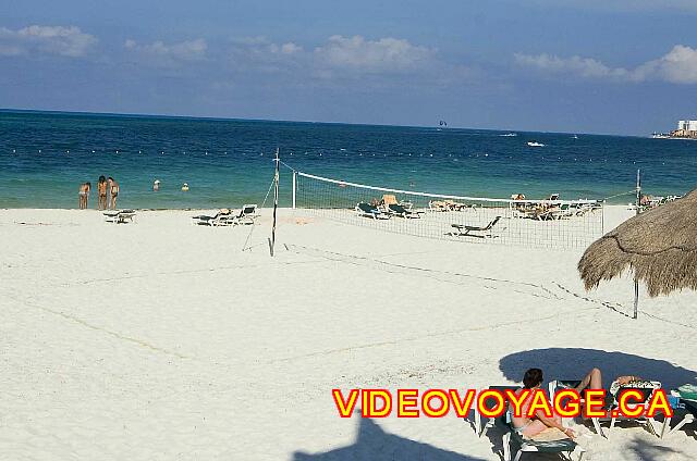 Mexique Cancun Riu Caribe una cancha de voleibol en la playa.