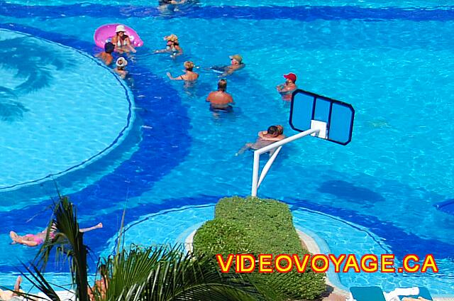 Mexique Cancun Riu Caribe Redes de baloncesto en la piscina.