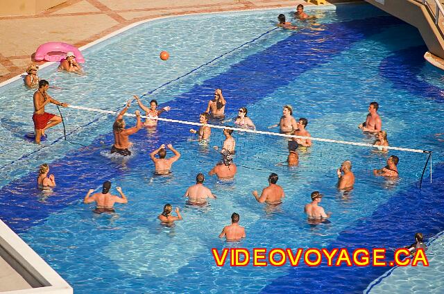 Mexique Cancun Riu Caribe Voleibol en la piscina es muy popular.