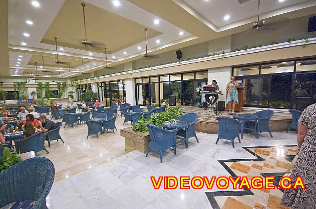 Mexique Cancun Riu Caribe Cerca del bar del vestíbulo, un pequeño escenario con músicos y cantantes.