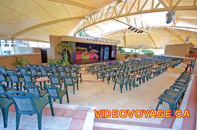 Mexique Cancun Riu Caribe El anfiteatro con una barra recta.