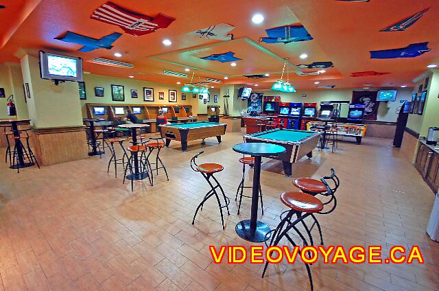 Mexique Cancun Riu Caribe Una sala de juegos y conexión a internet.