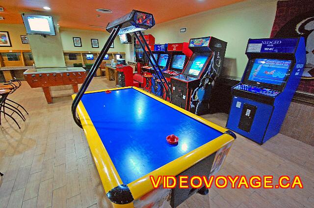 Mexique Cancun Riu Caribe Los videojuegos y mesa de hockey de colchón de aire.
