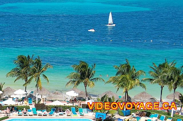 Mexique Cancun Riu Caribe A sailboat in front of the hotel, there are floats to mark the swimming area.