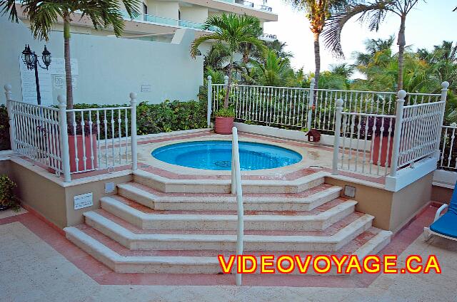 Mexique Cancun Riu Caribe Jacuzzi on the outside terrace.