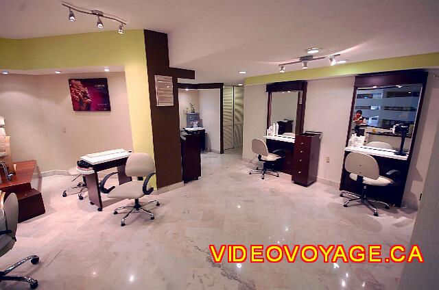 Mexique Cancun Riu Caribe Offer different services.