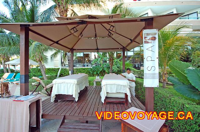 Mexique Cancun Riu Caribe On the pool deck for massages.