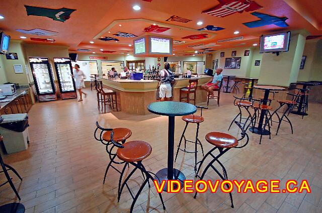 Mexique Cancun Riu Caribe The Sports Bar is open 24 hours.