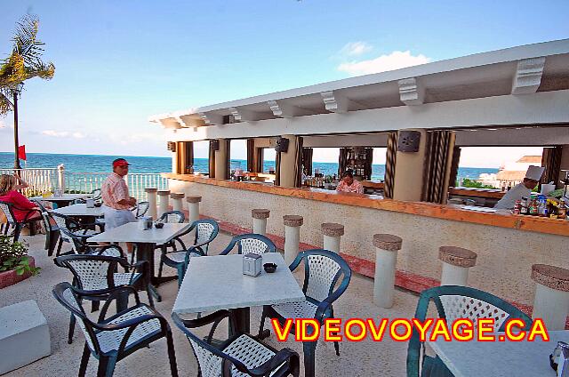 Mexique Cancun Riu Caribe This is not really a bar, but many customers who are on the side of the beach is coming here.