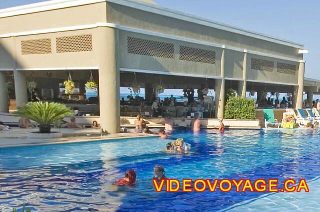 Mexique Cancun Riu Caribe A long counter in the pool.