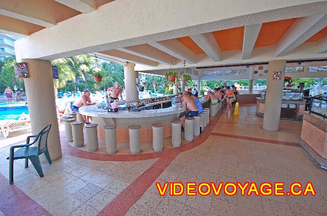 Mexique Cancun Riu Caribe There is a counter outside the pool too, for guests on the beach.